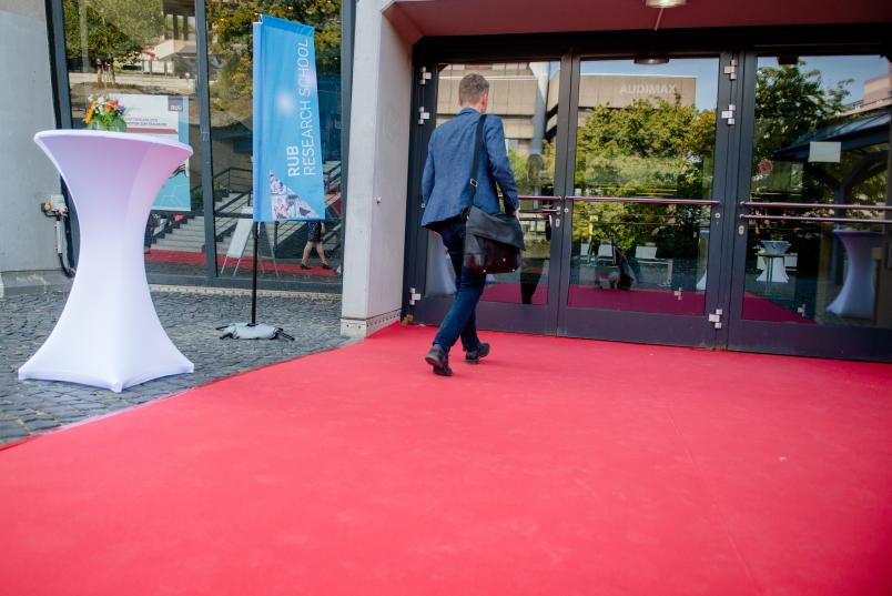 Roter Teppich auf dem Kopfsteinpflaster vor dem Audimax