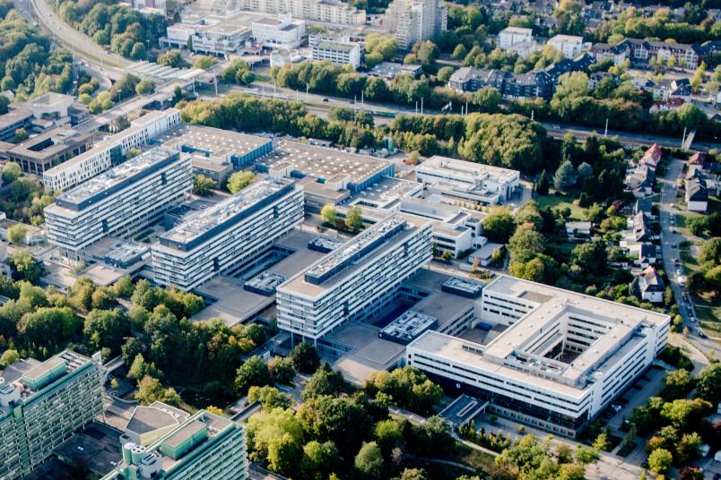 Ausschnitt eines Luftbild vom Campus der Ruhr-Universität Bochum mit der I-Gebäudereihe