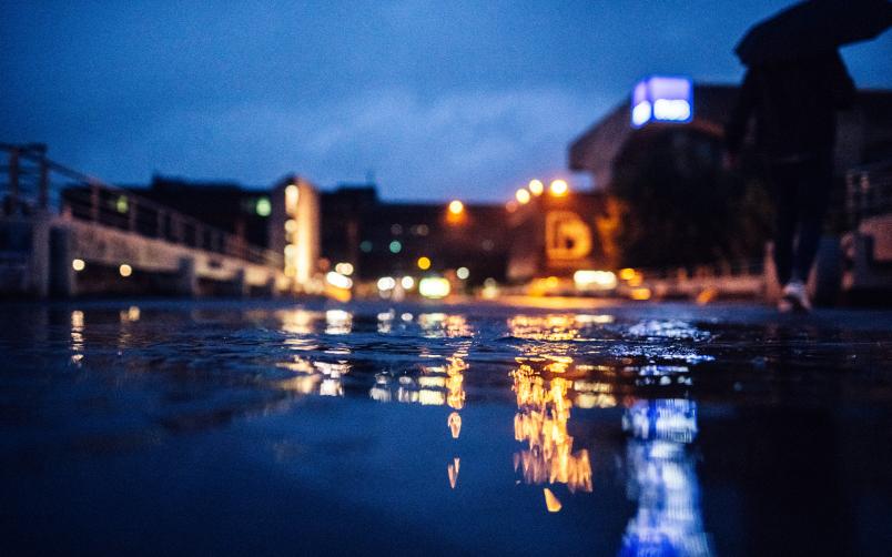 Der Campus bei Nacht und verregnet.