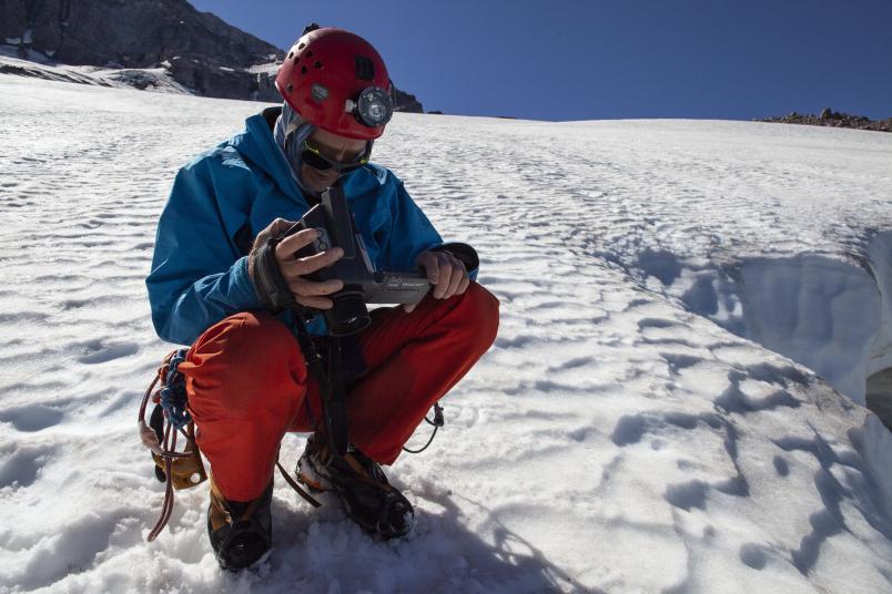 Andreas Pflitsch mit Messinstrument im Schnee