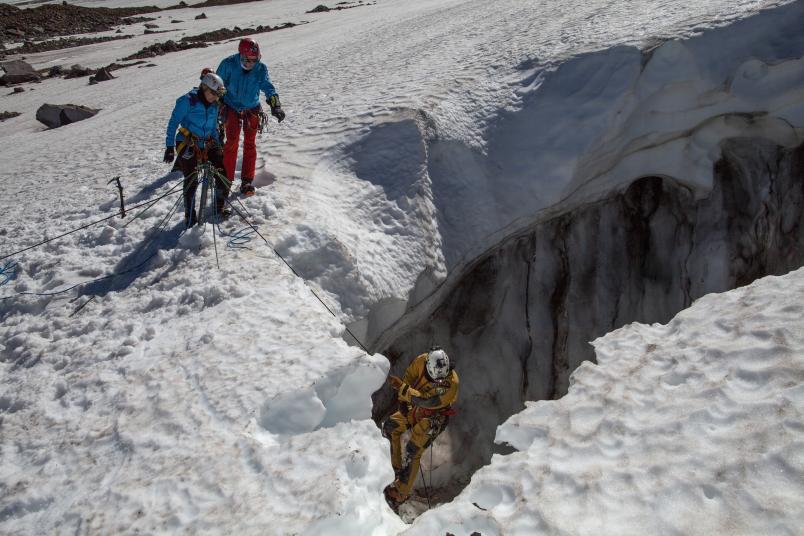 Wanderer am Rand einer Eisspalte