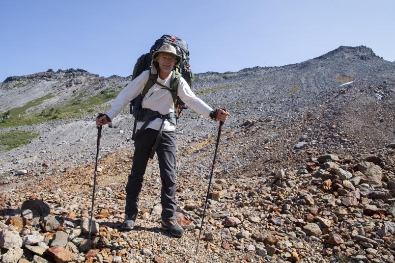 Andreas Pflitsch mit Wanderausrüstung