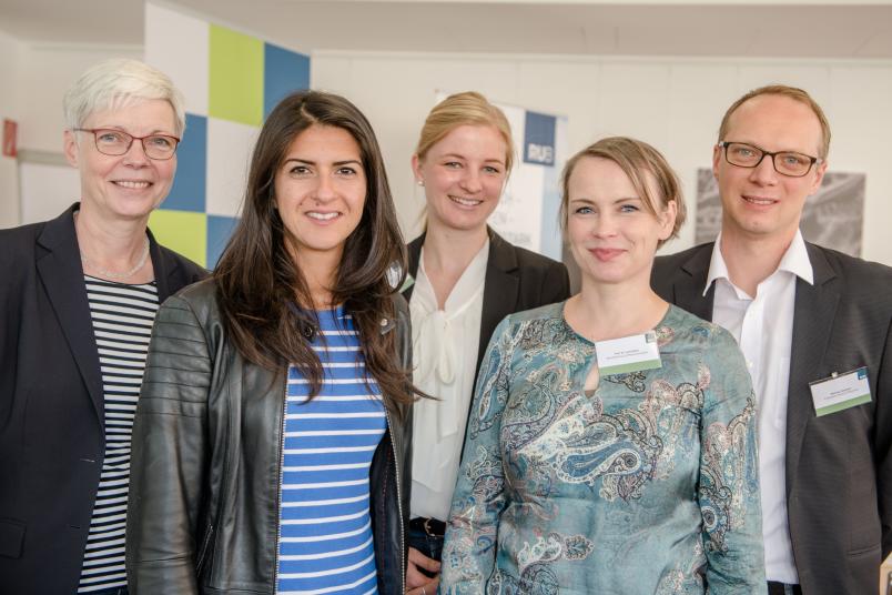 Gruppenbild mit Prorektorin Kornelia Freitag, Staatssekretärin Serap Güler, Judith Sander-Dulisch, Lena Heine und Henning Feldmann (von links)