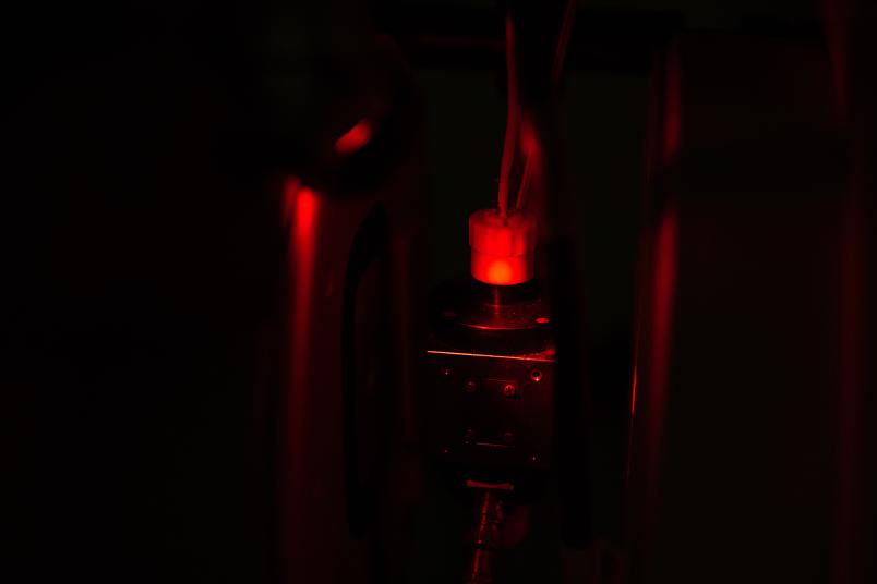 Rot leuchtende Apparatur