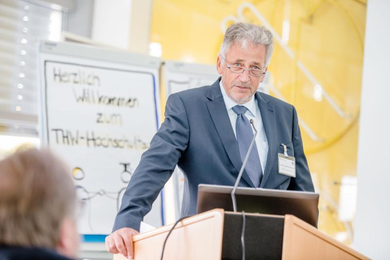Wissenschaftler hält Vortrag.
