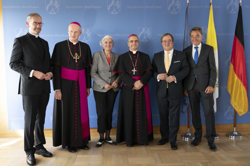 Gruppenbild (von links): Pfarrer Antonio Hamers, Ruhrbischof Franz-Josef Overbeck, NRW-Wissenschaftsministerin Isabel Pfeiffer-Poensgen, Erzbischof Nikola Eterović, Ministerpräsident Armin Laschet und Dekan Thomas Söding