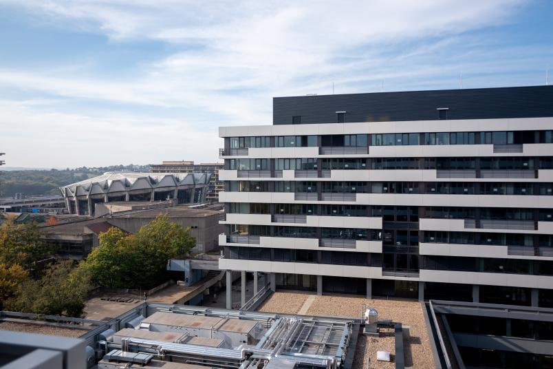 Blick aus IB auf das Nachbargebäude IA und das Audimax
