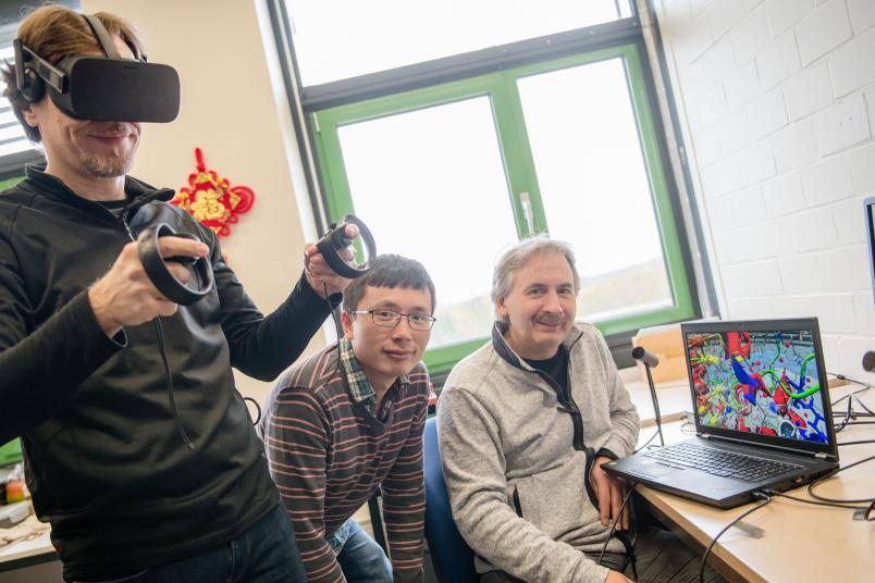 Drei Forscher mit Virtual-Reality-Brille
