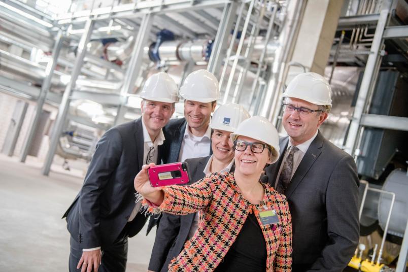 Kanzlerin Christina Reinhardt macht zum Abschluss der Einweihungsfeier ein Gruppen-Selfie