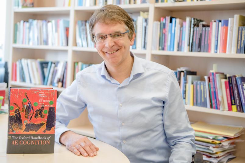 Autor mit Buch