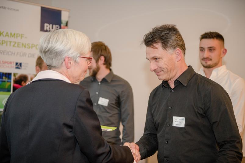 Jörn Uhrmeister (rechts) trainiert das siegreiche Herren-Handballteam.