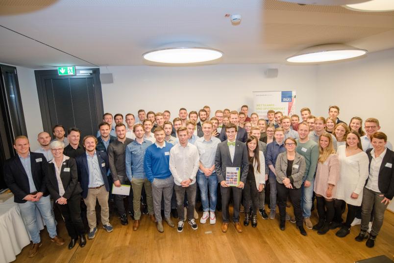 Gruppenbild der erfolgreichen Sportlerinnen und Sportler des Jahres 2018, ihrer Trainer und Betreuer sowie Prorektorin Freitag (Dritte von links) und Kanzlerin Christina Reinhardt (erste Reihe, Fünfte von rechts)