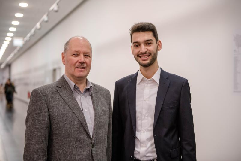 Student und Professor nach einer Preisverleihung