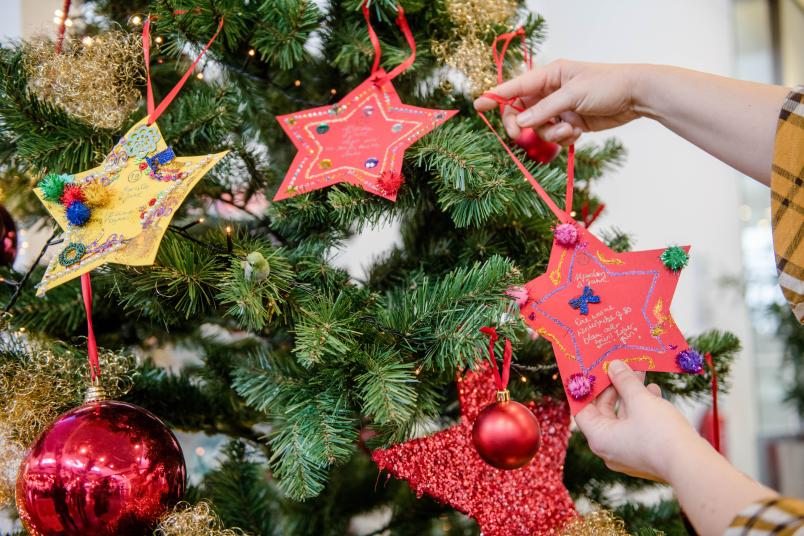 Sterne an einem Weihnachtsbaum