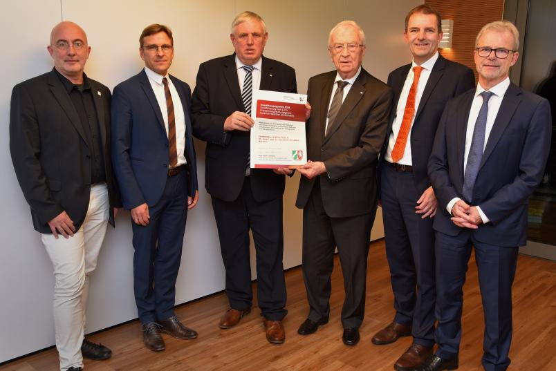 Gruppenbild von der Übergabe des Förderbescheids an das KKB