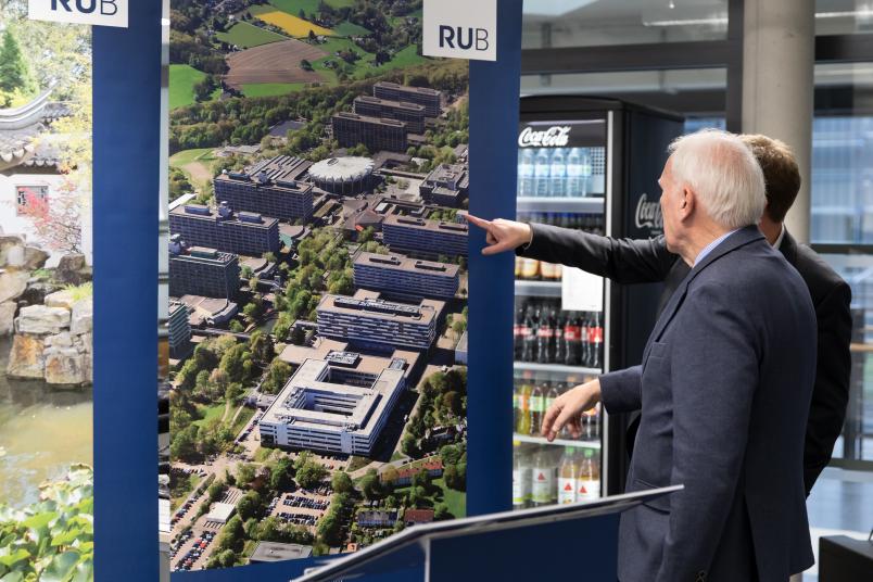 Ein Roll-up zeigt noch die ursprünglichen Gebäude IA und IB