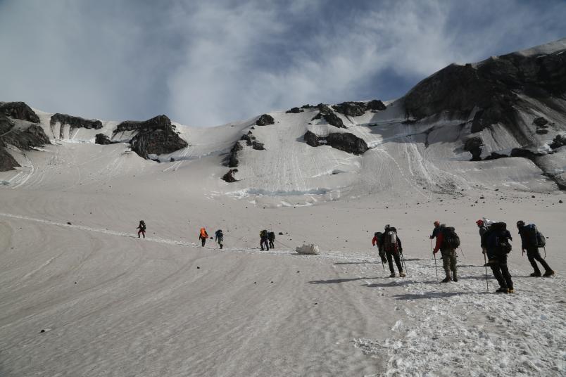 Wanderer besteigen schneebedeckten Berg