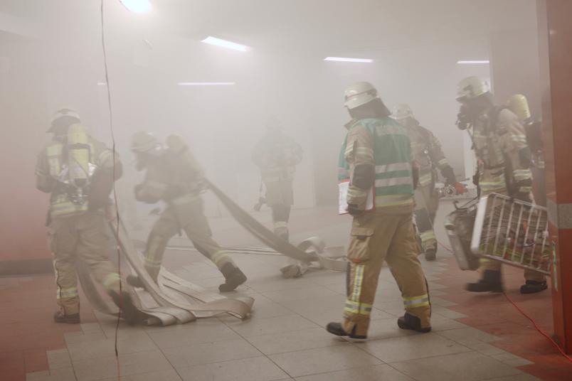 Feuerwehrleute im Rauch
