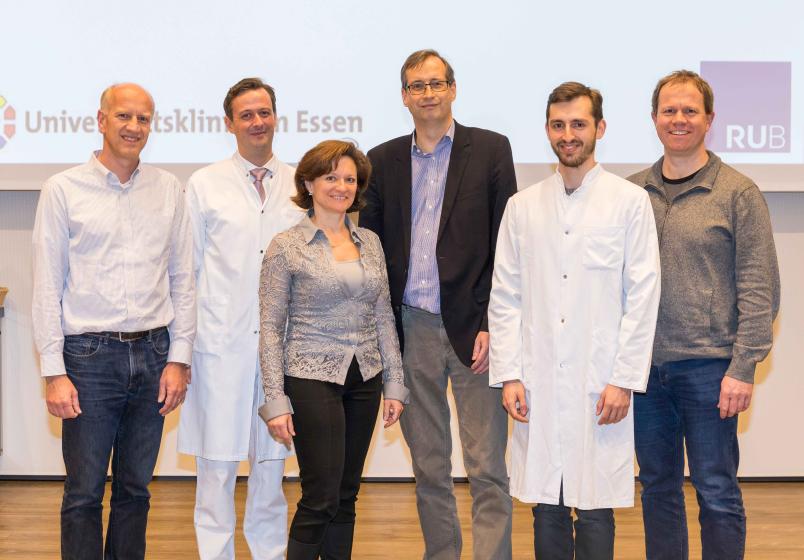 Der erste Promovend, Adrian Doevelaar (Zweiter von rechts) mit den Professoren Ulf Dittmer, Timm Westhoff, Nina Babel, Oliver Witzke sowie Carsten Watzl (von links)