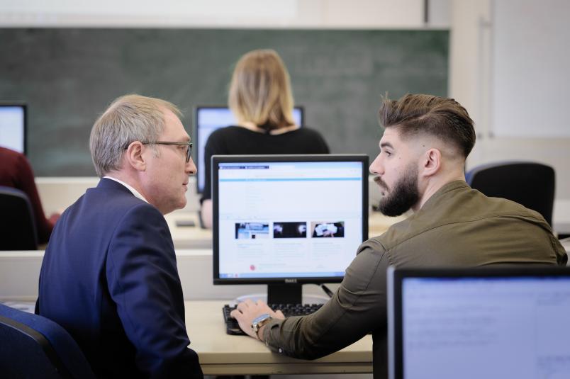 Joachim Wirth im Gespräch mit einem Studenten.