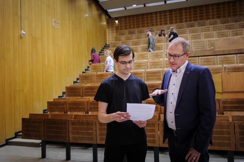 Student fragt Joachim Wirth im Hörsaal um Rat.