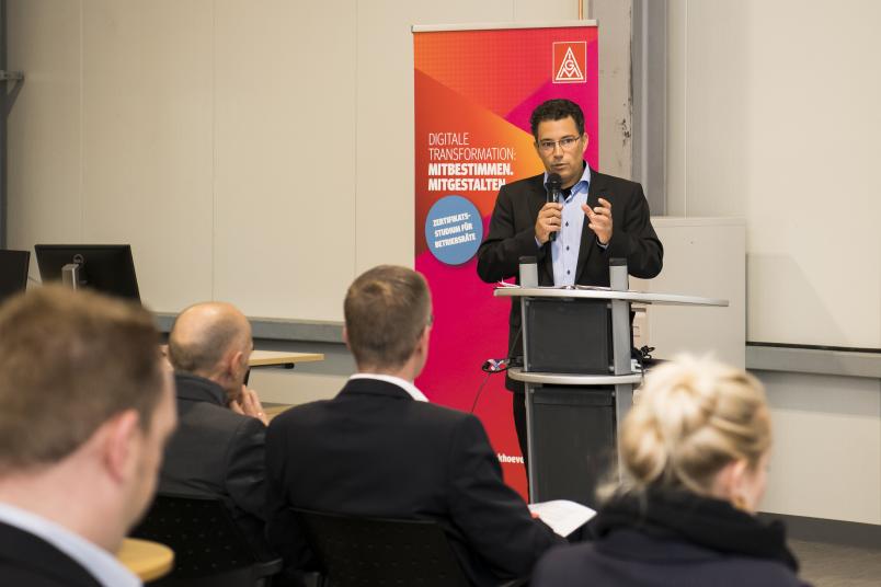 Dr. Yves Gensterblum leitet die Akademie der Ruhr-Universität Bochum. Gemeinsam mit der IG Metall freut er sich über die große Nachfrage aus den Betriebsräten von großen Unternehmen.