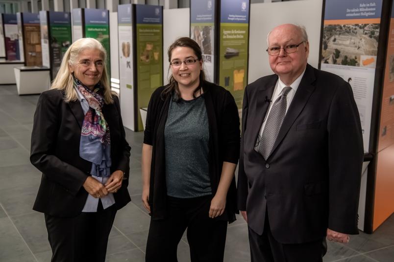 NRW-Wissenschaftsministerin Isabel Pfeiffer-Poensgen, Katharina Pyschny und Akademie-Präsident Wolfgang Löwer (von links)
