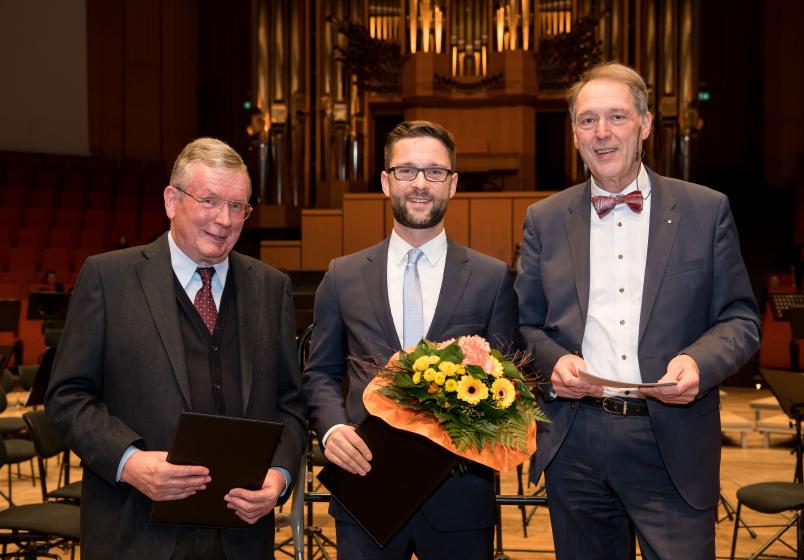 Peter Heinz Fischer (Mitte) hat den Gert-Massenberg-Preis erhalten.