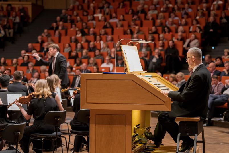 Thorsten Pech (rechts) hat das Orchester der RUB an der Orgel begleitet.