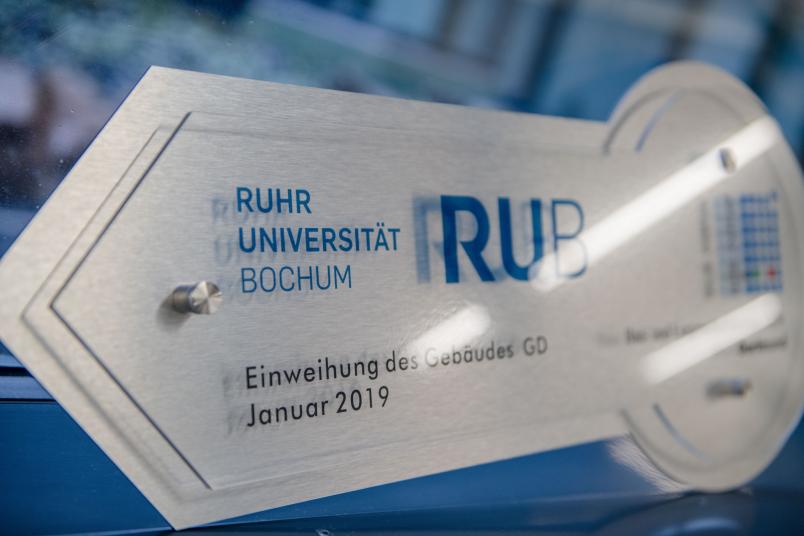 Symbolischer Akt zur Einweihung: Der Schlüssel für den Neubau wurde vom Bauherrn an die Nutzer übergeben. Die RUB mietet GD.
