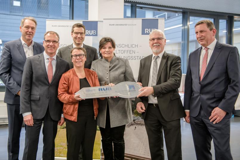 Gruppenbild zur Schlüsselübergabe (von links): Axel Schölmerich, Gregor Jorasch, Thomas Eiskirch, RUB-Kanzlerin Christina Reinhardt, Gabriele Willems und Reinhard Daniel vom BLB sowie Klaus Pacher.