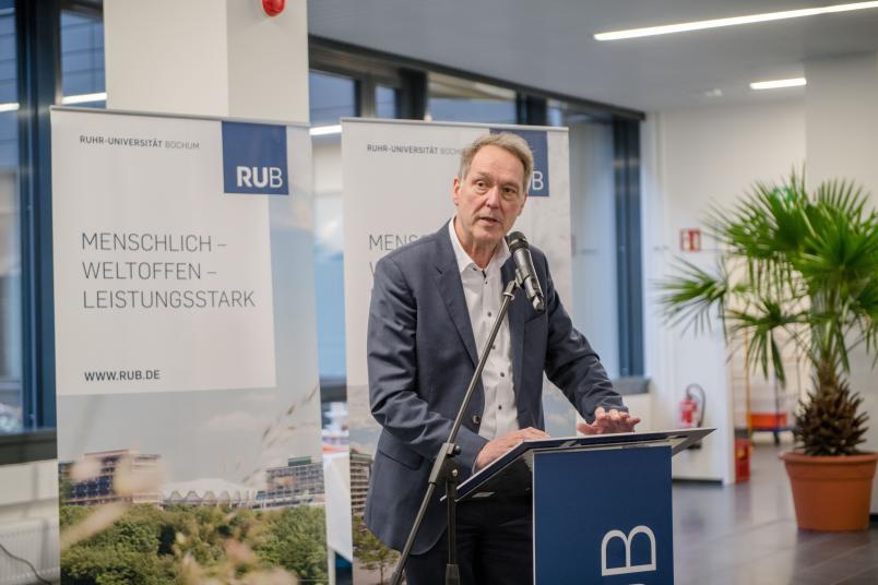 Rektor Axel Schölmerich freut sich über Zeitersparnis bei der Campusmodernisierung.