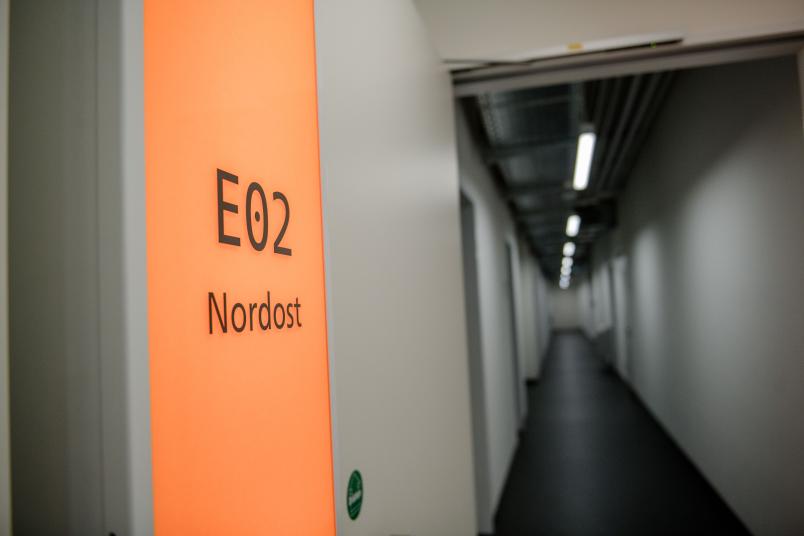 Orange statt gelb: Die Farbgebung des Neubaus GD weicht – auch äußerlich – von den bisherigen G-Gebäuden ab.