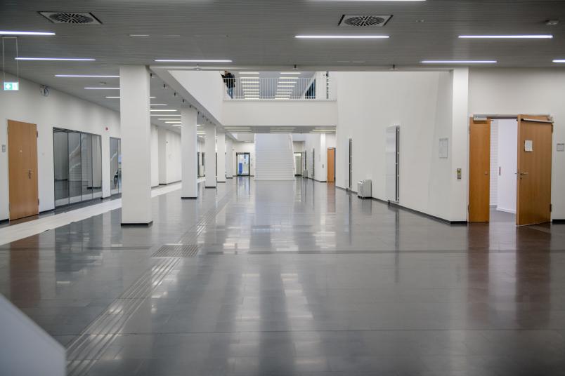Weitläufige Flure im hellen, freundlichen Ambiente im Gebäude GD