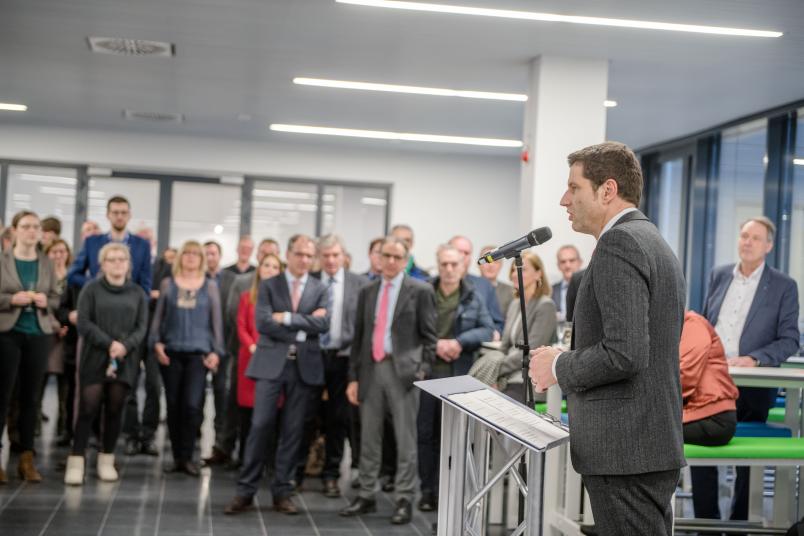 Bochums Oberbürgermeister Thomas Eiskirch bei der Einweihung des Gebäudes GD an der RUB