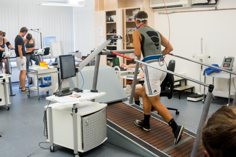 Studierende im Sportlabor