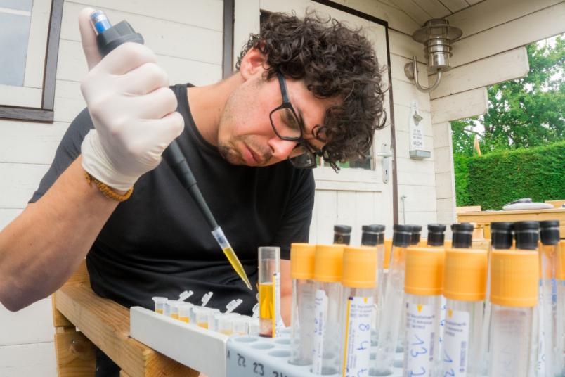 Wissenschaftler mit Pipette