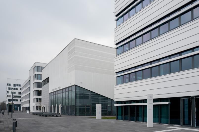 Prodi (rechts) fügt sich mit seiner weißen Fassade harmonisch in das Gebäudeensemble am Gesundheitscampus Nord ein – hier mit der Hochschule für Gesundheit und dem Landeszentrum Gesundheit NRW.