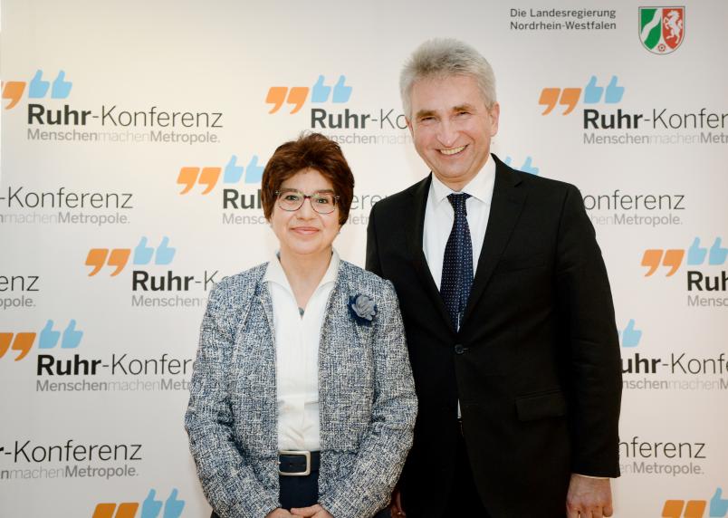 Resolv-Sprecherin und Co-Moderatorin Martina Havenith-Newen mit Minister Pinkwart