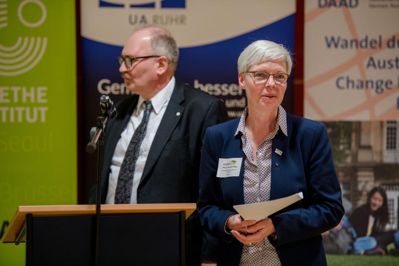 Christoph Veldhues, Leiter der Abteilung Sprache des Goethe-Instituts, und Kornelia Freitag, Prorektorin für Lehre und Internationales der RUB