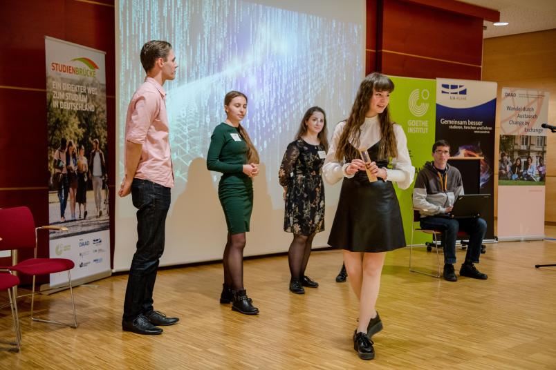 Anastasiia Sliusar (vorne) ist eine von den „Studienbrücklern“, die von ihren bisherigen Erfahrungen im Bildungsprogramm berichtet haben.