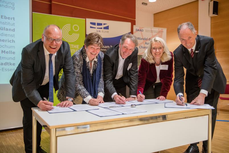 Gruppenbild von der Unterzeichnung des Memorandum of Understanding an der RUB