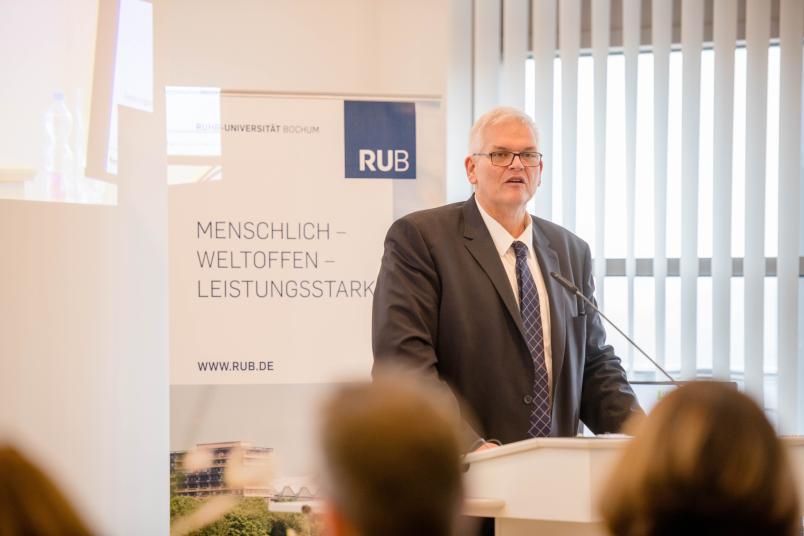 Regierungspräsident Hans-Josef Vogel von der Bezirksregierung Arnsberg gratuliert den erfolgreichen Absolventinnen und Absolventen des Programms.