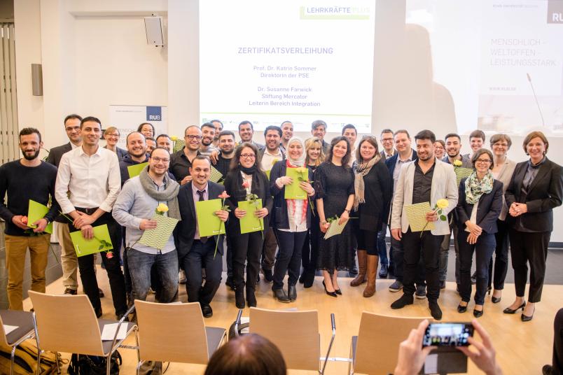 Gruppenbild mit Ministerin Gebauer (rechts): Nach einem Jahr Weiterbildung haben die Lehrkräfte gute Perspektiven für ihren weiteren Weg.