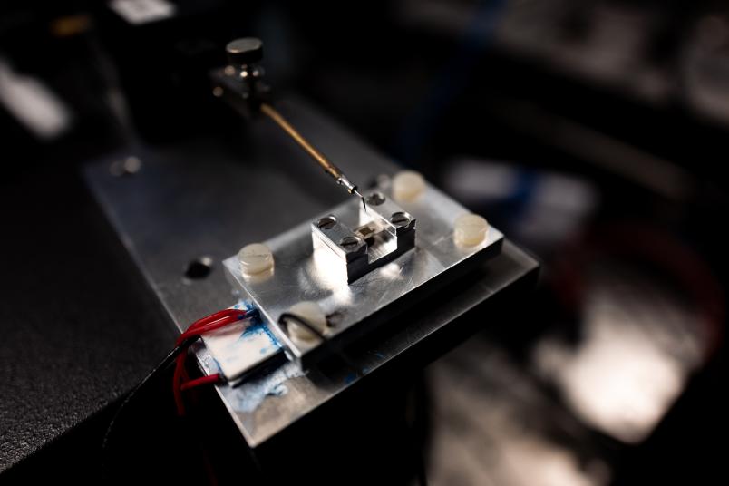Dünne Nadel über Metallhalterung