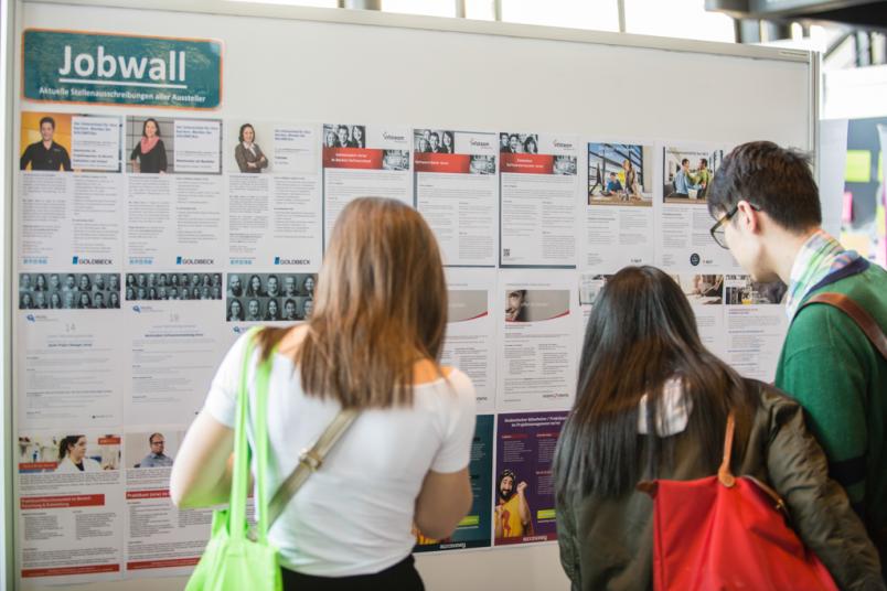 Studierende vor einer Pinnwand