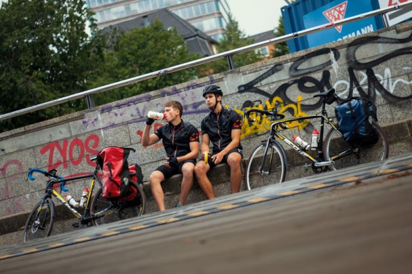 Fahrradfaher machen Pause. 