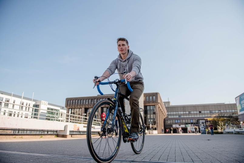 Student auf dem Fahrrad