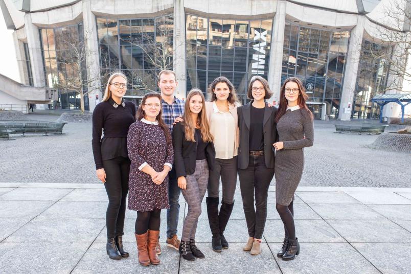 Gruppenbild: sechs Studentinnen, ein Student