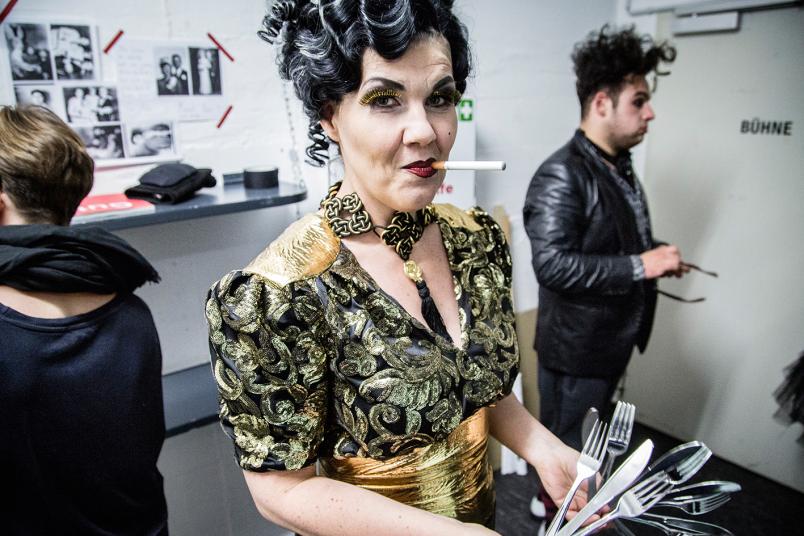 Schauspielerin Veronika Nickl bereitet sich auf ihren Auftritt vor
